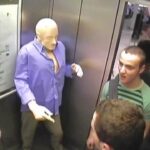 Puppe im Aufzug