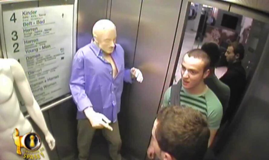 Puppe im Aufzug